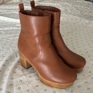 EUC Universal Thread Cognac boots 💗
